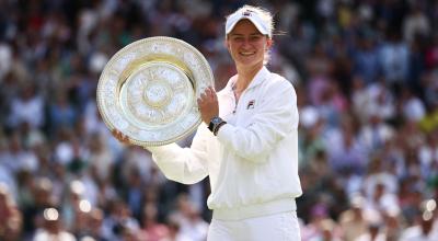 Barbora Krejcikova posa con el trofeo de Wimbledon, 13 de julio de 2024.