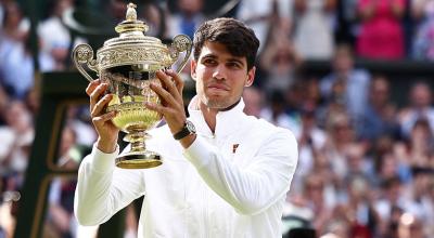  Carlos Alcaraz posa con el trofeo del ganador después de vencer al serbio Novak Djokovic en Wimbledon, 14 de julio de 2024.