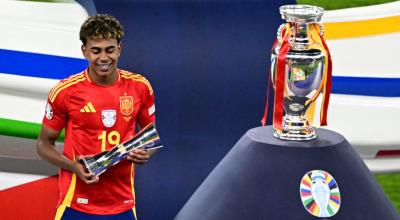 Lamine Yamal con el trofeo de mejor jugador de la Eurocopa, 14 de julio de 2024.