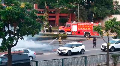 Bomberos limpian la avenida Narcisa de Jesús, en Guayaquil, este 15 de julio de 2024.