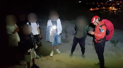 Jóvenes rescatados en el cerro Casitagua, en Quito.