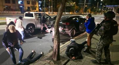 Policías detienen a delincuentes en Quito, el 12 de junio de 2024.