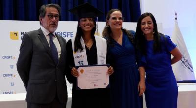 Aireen Mogro, futbolista de Universidad Católica, con su diploma de bachiller, el 15 de julio de 2024.