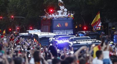 Miles de aficionados reciben a la selección española en Madrid, el 15 de julio de 2024.