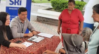 Funcionarios del SRI atienden consultas ciudadanas en Milagro, Guayas, julio de 2024. 