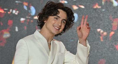 Timothee Chalamet saluda a los fans durante un evento de alfombra roja de la película 'Dune: Part Two', 22 de febrero de 2024.