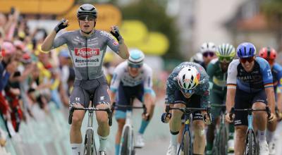 Jasper Philipsen, en la meta de la Etapa 16 del Tour de Francia, el 16 de julio de 2024.