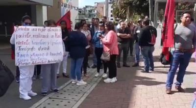 En el plantón los empleados de la salud dieron a conocer las falencias en el Hospital Docente Ambato.