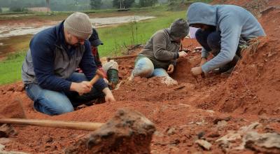 Investigadores brasileños con un fósil de un dinosaurio de más de 230 millones de años en Rio Grande do Sul, 16 de julio de 2024.