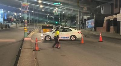 Personal de la Policía en el paso deprimido a la avenida Simón Bolivar y a Nayón, el 17 de julio de 2024.