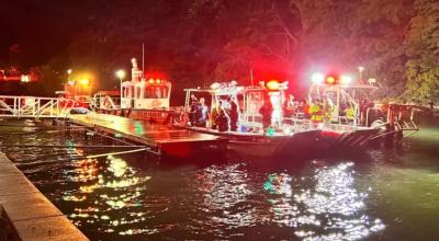 Botes de bomberos de varios departamentos en el lago Danbury mientras realizan labores de búsqueda de dos migrantes ecuatorianos el 16 de julio de 2024.