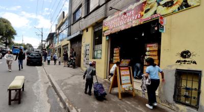 Personas caminan en una calle comercial en el norte de Quito, 16 de febrero de 2024.