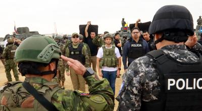 El presidente Daniel Noboa, junto a miembros de la Policía y las Fuerzas Armadas, en Durán, el 17 de julio de 2024.