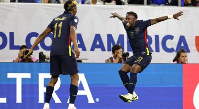 John Yeboah celebra con Kevin Rodríguez un gol ante Argentina por los cuartos de final de la Copa América 2024, en el NRG Stadium de Houston, el 4 de julio de 2024.