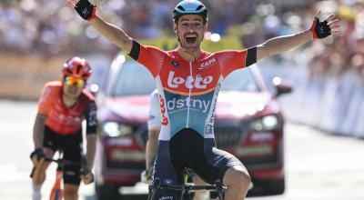 El ciclista belga Victor Campenaerts del equipo Lotto Dstny llega a la meta para ganar la Etapa 18 del Tour de Francia, eñ 18 de julio de 2024.