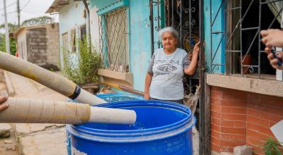 Los pobladores de Durán, que no tienen por red pública de agua, esperan que los tanqueros del Municipio los provean del agua potable, el 21 de junio de 2023.