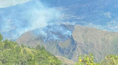 Vista aérea del incendio forestal que afecta el cerro Quingo, entre los cantones Girón y Santa Isabel, en Azuay, este 18 de julio de 2024.