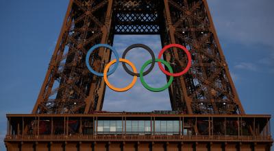 Los anillos de los Juegos Olímpicos en la Torre Eiffel, en París, el 18 de julio de 2024.