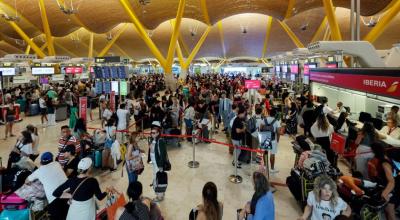 Decenas de pasajeros esperan en el aeropuerto Adolfo Suarez, de Madrid, el 19 de julio de 2024.