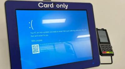 Una pantalla de error azul en una tienda Big W en Brisbane, Australia.