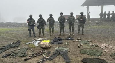 Militares muestran las evidencias halladas en una concesión minera de Ponce Enríquez, en Azuay, este 19 de julio de 2024.