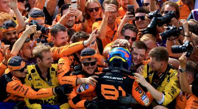 El piloto de McLaren, Oscar Piastri, celebra con el equipo McLaren tras ganar el Gran Premio de Hungría de Fórmula 1, el 21 de julio de 2024.