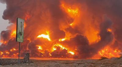 El fuego ocasionado por el ataque de Israel a Hodeida persistía el 21 de julio de 2024.