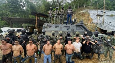 Militares en Ponce Enríquez, Azuay, tras la detención de 11 sujetos en una concesión minera, el 21 de julio de 2024.