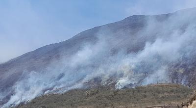 Un incendio afecta al cerro Quingo, en Azuay, el 19 de julio de 2024. El incidente afectó a los cantones Girón y Santa Isabel.