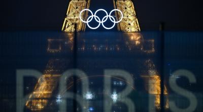 La Torre Eiffel con los anillos olímpicos, iluminada antes de los Juegos de París, el 20 de julio de 2024.