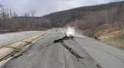 Fotografía capturada en 2007 de una carretera que lleva a Centralia, Pensilvania, en la que se ve humo salir entre una grieta en el asfalto roto.