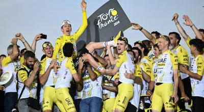 El esloveno Tadej Pogacar celebra la obtención del Tour de Francia el 21 de julio de 2024.