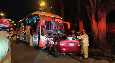 Choque entre un bus y un automóvil la madrugada del 22 de julio de 2024 en la vía Cuenca - Loja.