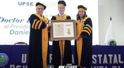 El presidente Daniel Noboa al recibir 'honoris causa' en Santa Elena el 22 de julio de 2024.