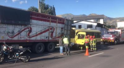 Choque entre un camión y una buseta en la avenida Interoceánica, en Quito, el 23 de julio de 2024.