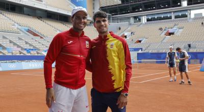 Rafa Nadal y Carlos Alcaraz, durante un entrenamiento en la Villa Olímpica, el 23 de julio de 2024.