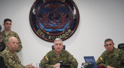 El comandante del Ejército, Fernando Adatty Albuja (centro), en una reunión con militares el 5 de mayo de 2024.