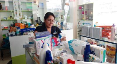 Personal de la Arcsa revisa los medicamentos caducados que se vendían en una farmacia en Pelileo.