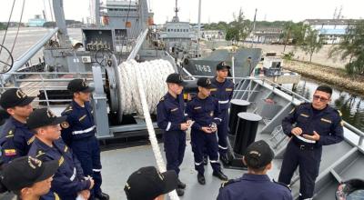 Buque 'Hualcopo' de origen chino y adaptado por la Armada del Ecuador, con cadetes antes de zarpar el 3 de mayo de 2024.