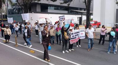 Fotografía de archivo del 26 de junio de 2024 muestra a un grupo de personas que protesta por la falta de pagos a los centros de diálisis en Ecuador.