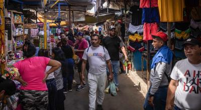 Compradores caminan en un mercado popular, el 16 de julio de 2024, en Maracaibo (Venezuela).