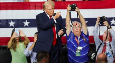 El candidato presidencial republicano Donald J. Trump llega antes de hablar en un mitin de campaña en el Bojangles Coliseum en Charlotte, Carolina del Norte, EE.UU., el 24 de julio de 2024.