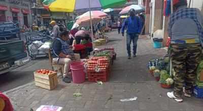 Comerciantes informales en Ambato