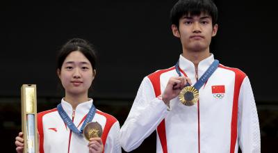 Los chinos Huang Yuting and Sheng Lihao ganaron la primera medalla de oro de los Juegos Olímpicos de París, el 27 de julio de 2024.