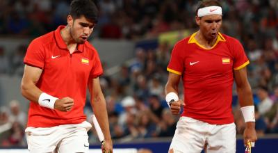 Rafael Nadal y Carlos Alcaraz de España celebrando su victoria durante su partido de primera ronda de dobles masculino, 27 de julio de 2024.