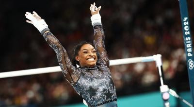 Simone Biles después de realizar su salto en barras asimétricas durante la clasificación femenina de los Juegos Olímpicos de París, 28 de julio de 2024.