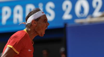 El tenista español Rafael Nadal ante el húngaro Marton Fucsovics en la primera ronda individual masculina de los Juegos Olímpicos de París en la pista Philippe-Chatrier del complejo de tenis Roland Garros, el domingo 28 de julio de 2024.