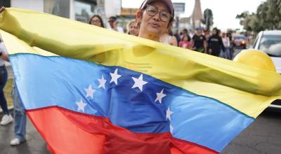 Una ciudadana venezolana posa con la bandera de su país. Quito, 28 de julio de 2024