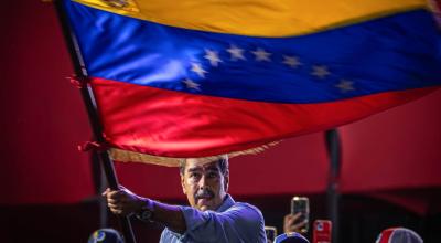 El presidente de Venezuela, Nicolás Maduro, agita una bandera en el cierre de su campaña. 25 de julio de 2024