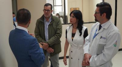 Eduardo Peña, presidente del Consejo Directivo del IESS, junto a María José Agusto, exdirectora del Seguro de Salud, en una visita al Hospital de Especialidades José Carrasco Arteaga, de Cuenca, el 15 de julio de 2024.